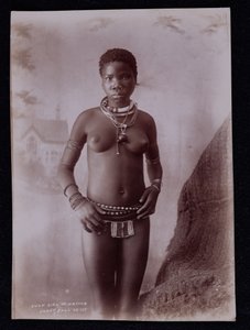 Garota Zulu em Native Dress fantasia Ball, c.1895